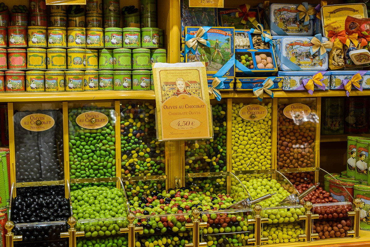 Une découverte à La Cure Gourmande: des amandes enrobées comme des olives!  Original!