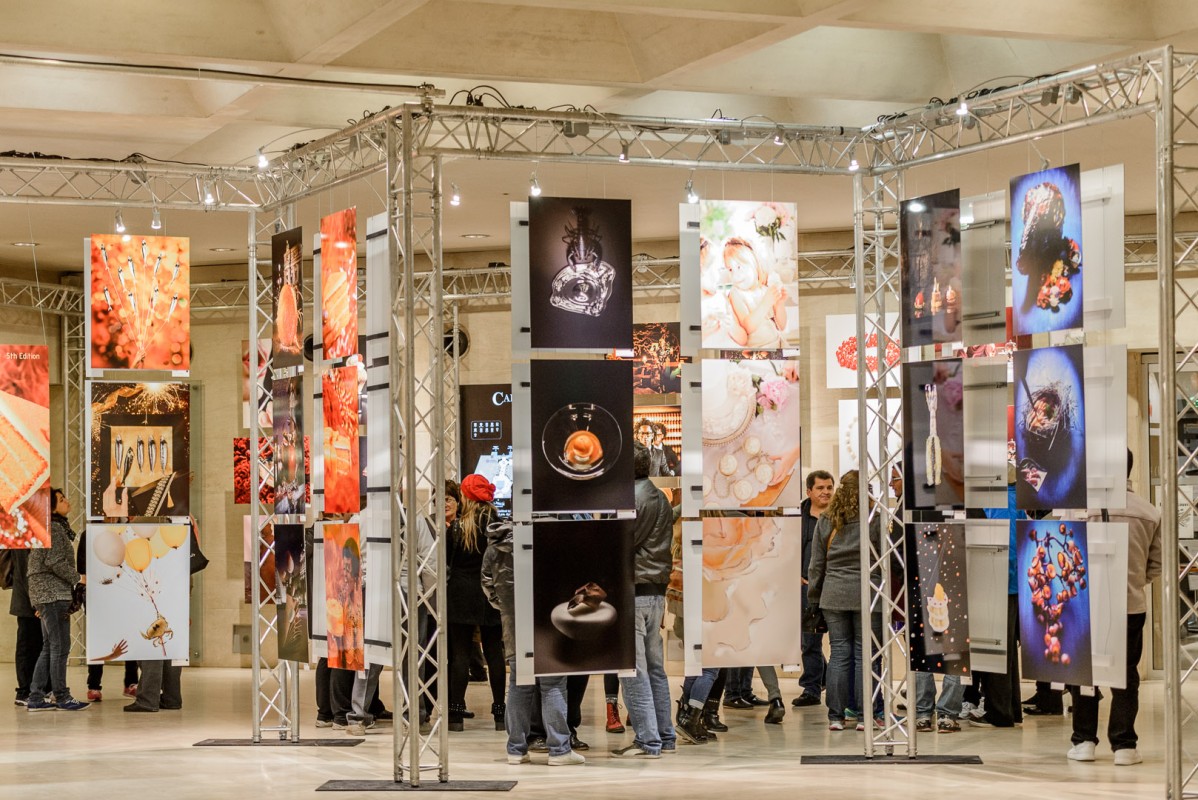 Une partie de l'exposition photo au Carroussel du Louvre pendant le Festival International de la photo culinaire